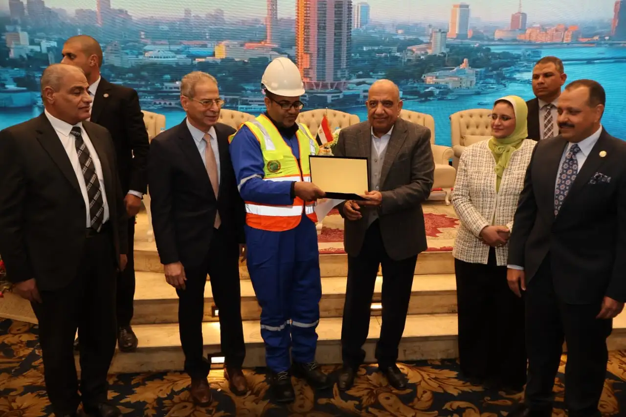 ''وزير الكهرباء'' يشارك العاملين بشركات الكهرباء والنقابة العامة للمرافق إفطارهم الجماعي، ويكرم فرق رفع الأثقال ويفتتح الدورة الرمضانية لكرة القدم 