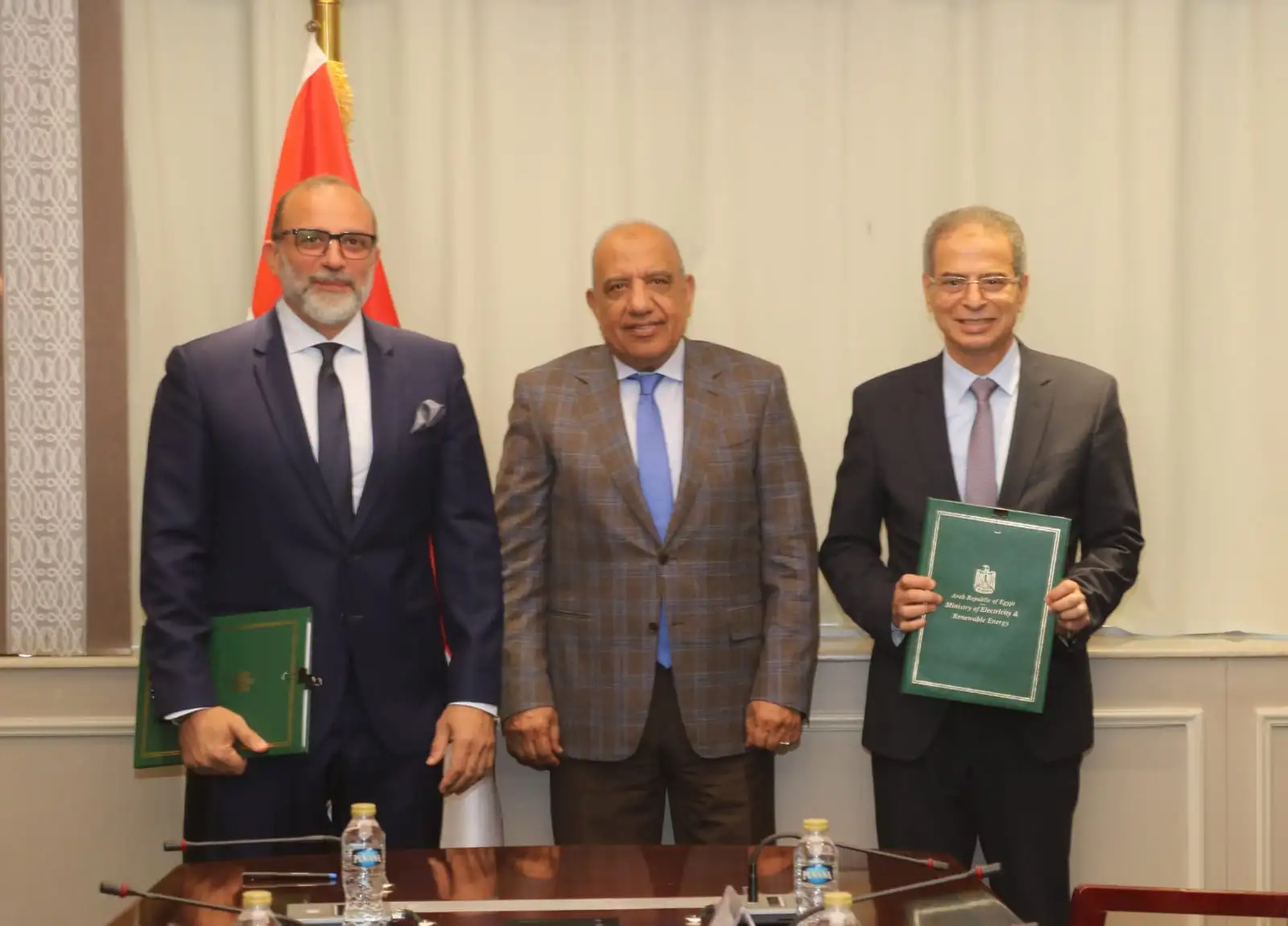''وزير الكهرباء'' يشهد مراسم توقيع بروتوكول تعاون بين ''الشركة القابضة للكهرباء'' و ''شركة اتصالات مصر'' لإحلال العدادات التقليدية بأخرى ذكية