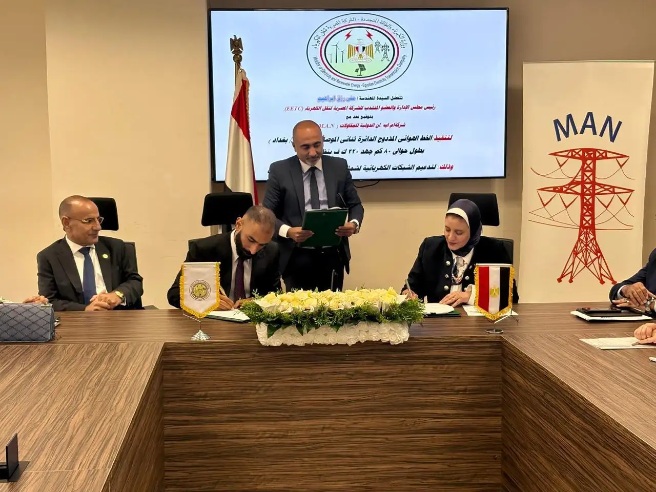 ''منى رزق'' توقع عقداً مع ''M.A.N الدولية للمقاولات'' لتدعيم الشبكات الكهربائية بشمال ووسط سيناء بالنظام الحلقي