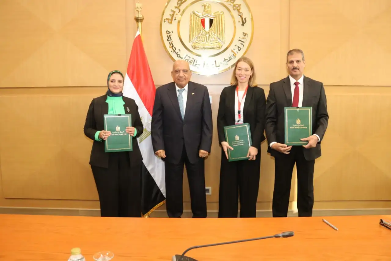 ''وزير الكهرباء'' يشهد مراسم توقيع اتفاقية مبادلة الديون ''Debt Swap Agreement'' بمبلغ 50 مليون يورو بين مصر وألمانيا لتمويل مشروعين لخطوط ربط محطتين لطاقة الرياح على الشبكة القومية