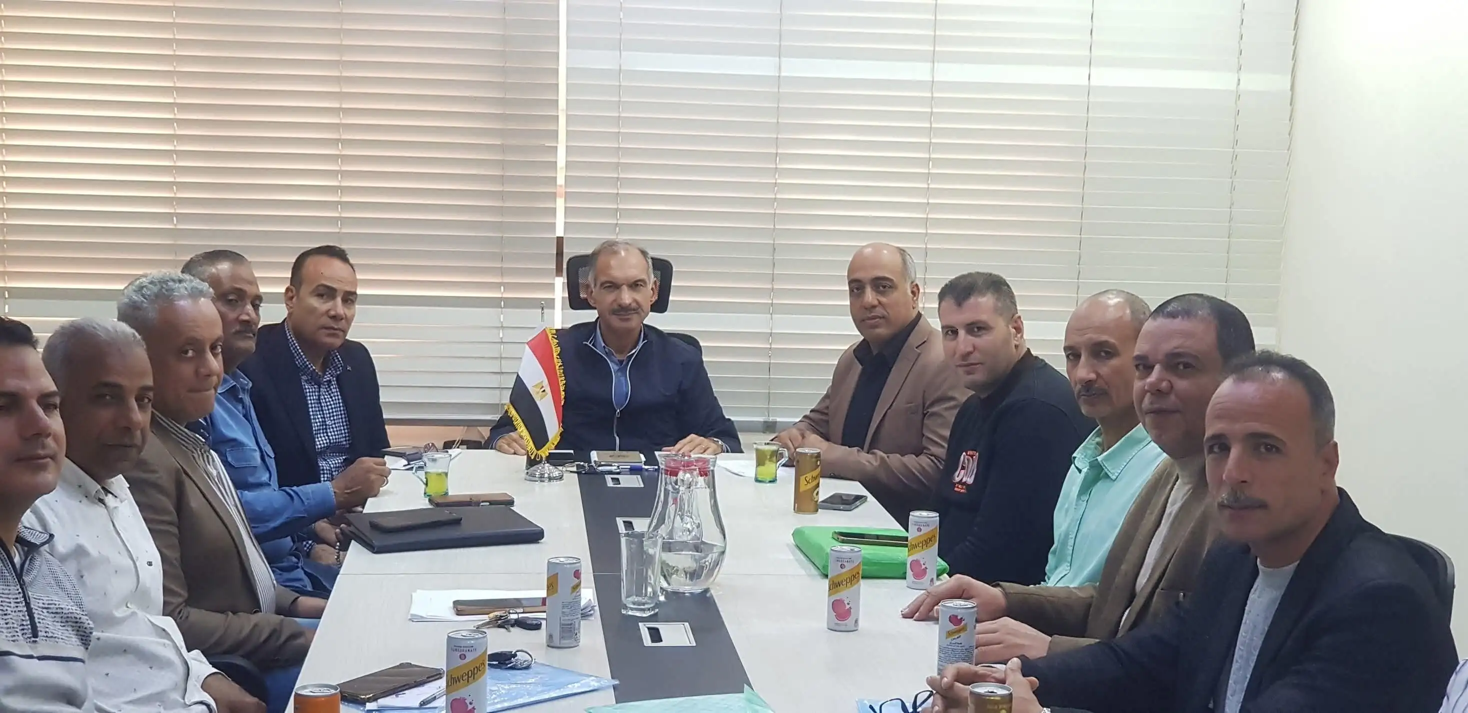 ''رئيس مياه كفرالشيخ'' يعقد اجتماعاً مع ''رئيس و أعضاء اللجنة النقابية'' لبحث عدداً من الموضوعات ويقرر مكافأة للعاملين المتميزين