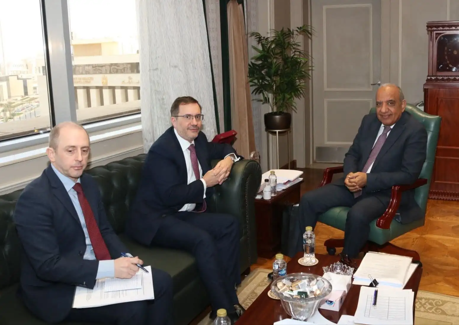 ''وزير الكهرباء'' يستقبل ''سفير بريطانيا بالقاهرة'' لبحث سبل دعم وتعزيز التعاون والفرص الاستثمارية في مجالات الطاقة المتجددة