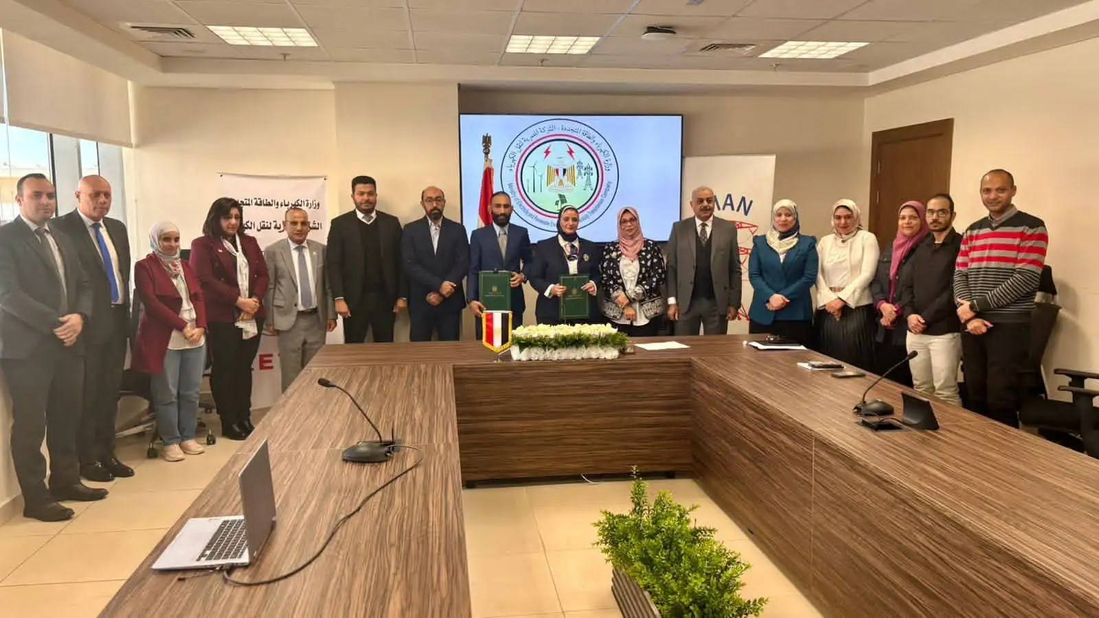 ''نقل الكهرباء'' توقع عقداً مع ''M.A.N'' الدولية لدعم ربط مشروعات طاقة الرياح بالشبكة القومية