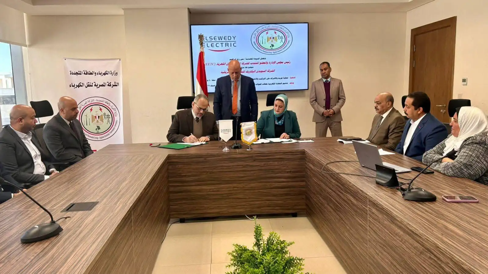 ''نقل الكهرباء'' توقع عقداً مع ''السويدي إليكتريك'' لتدعيم التغذية الكهربائية لمحطات المحولات بعدد من المناطق