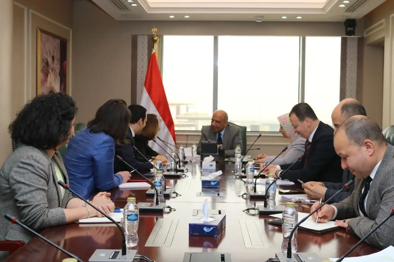 عل هامش زيارة الرئيس الفرنسي للقاهرة 'وزير الكهرباء' يبحث مع وفد مجموعة 