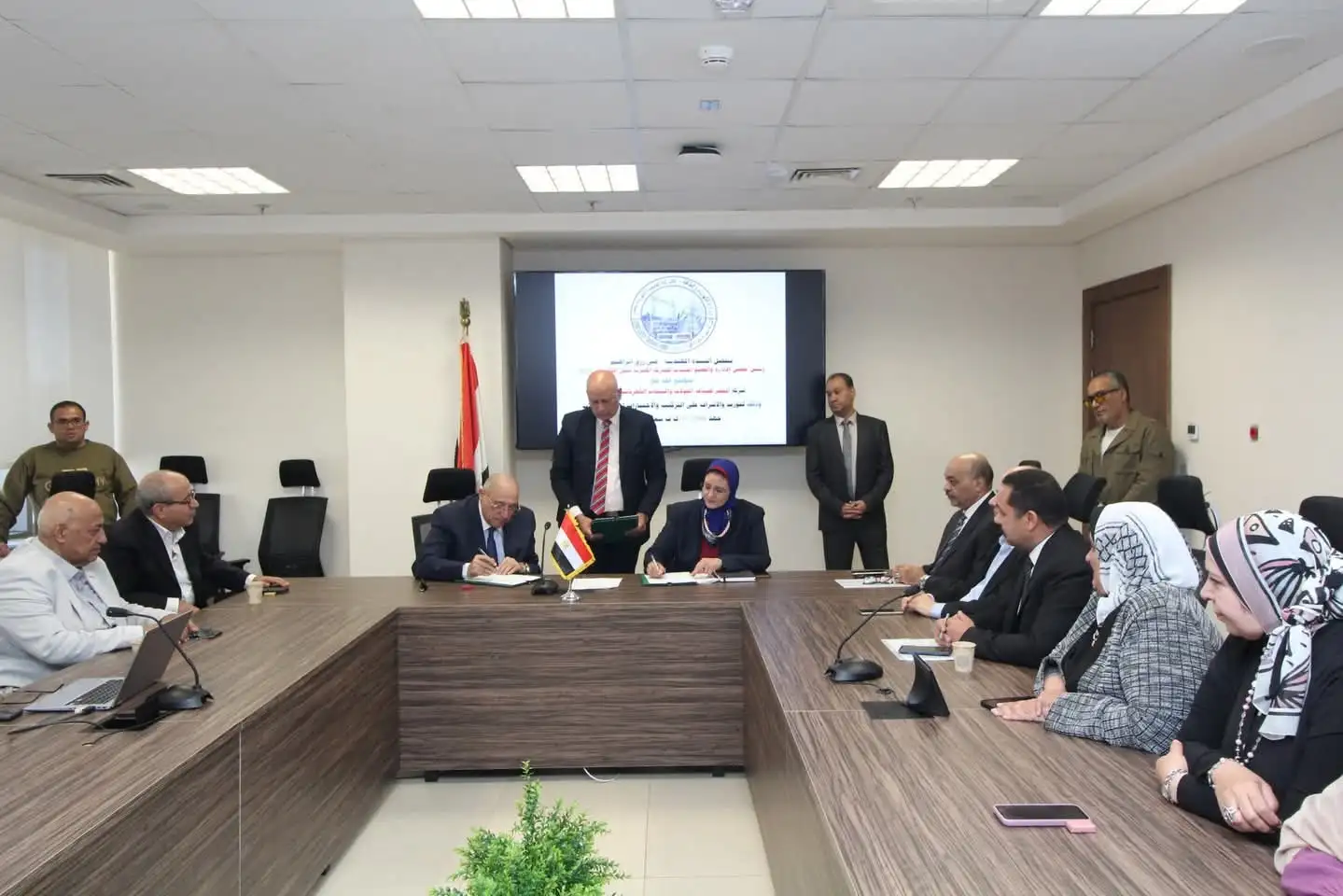 'المصرية لنقل الكهرباء' توقع عقدًا مع 'الماكو' لتوريد 5 محولات جديدة لتعزيز الشبكة القومية بمنطقتي 'مصر الوسطى والقناة'