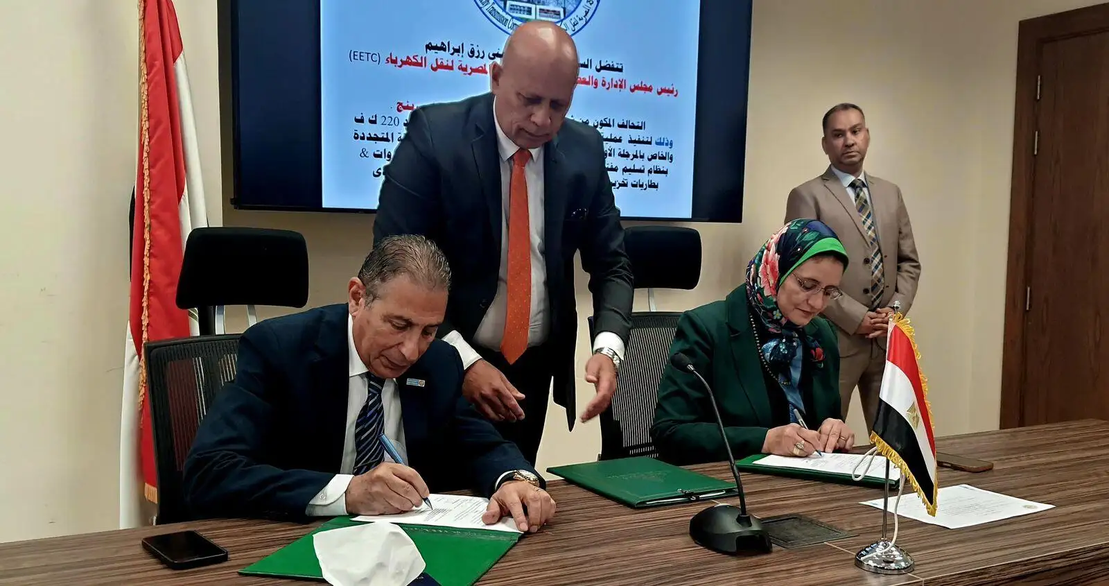 'نقل الكهرباء' توقيع عقداً لتنفيذ خطوط ربط محطة 'سكاتك' الشمسية لدعم مشروعات الطاقة المتجددة بنجع حمادي