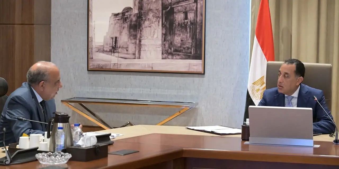 'رئيس الوزراء' يتابع مع 'وزير الكهرباء' عددا من الملفات العمل الجاري العمل عليها