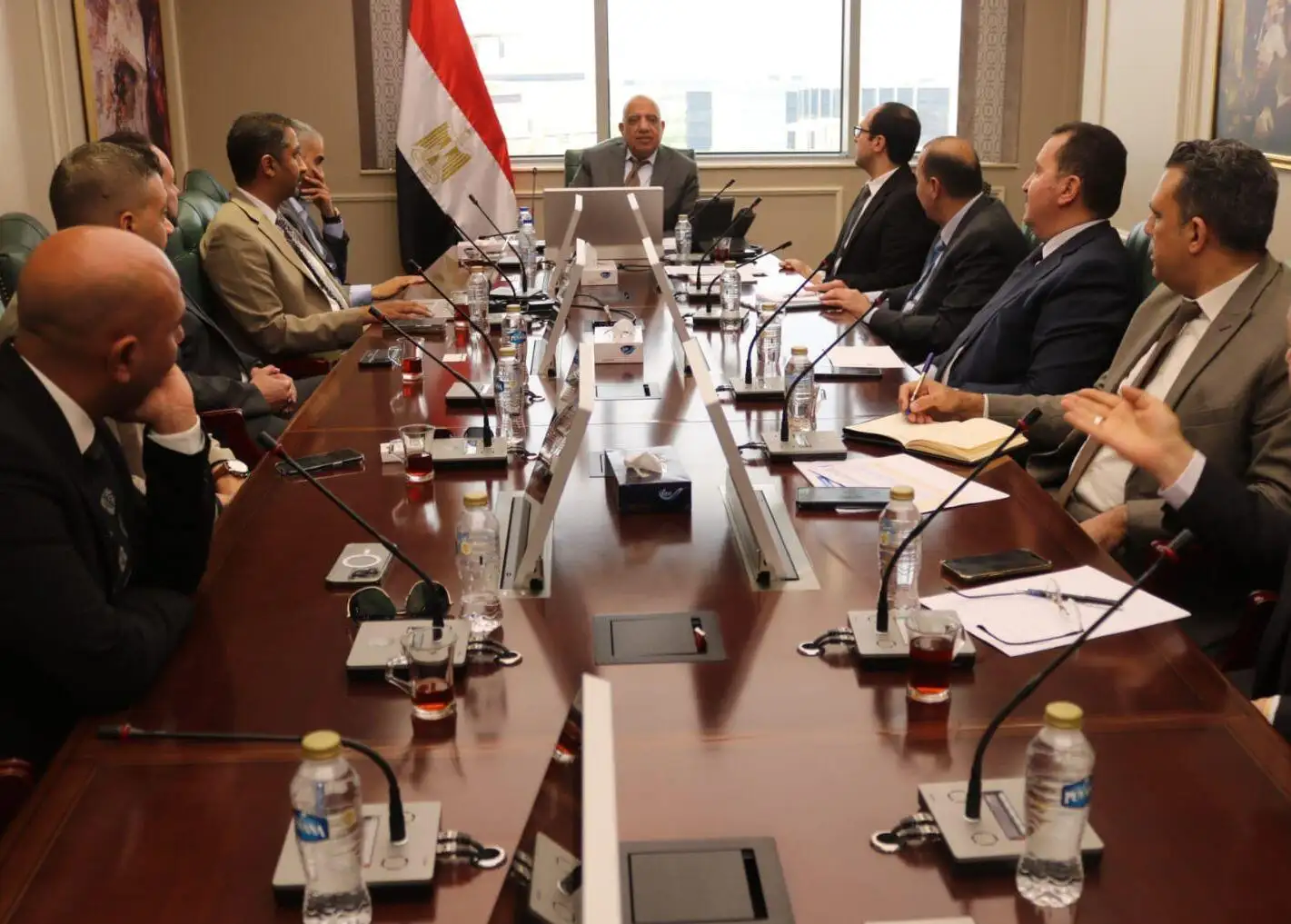 'وزير الكهرباء' يجتمع بمسئولي 