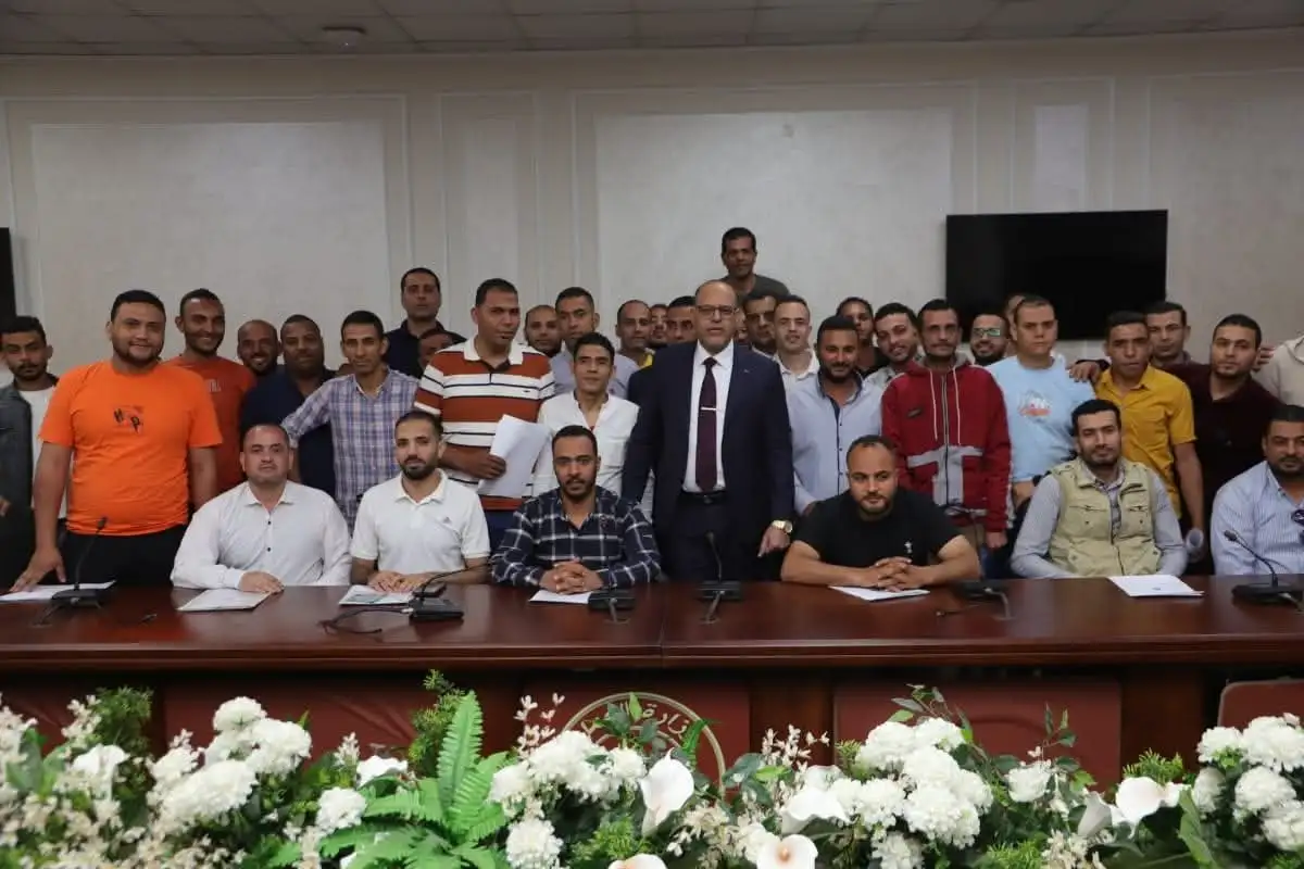 'وزير العمل' يُسلم عقود عمل للمتقدمين على فرص عمل بالإمارات 'و يؤكد مستمرون في فتح أسواق العمل الخارجية للكوادر المصرية