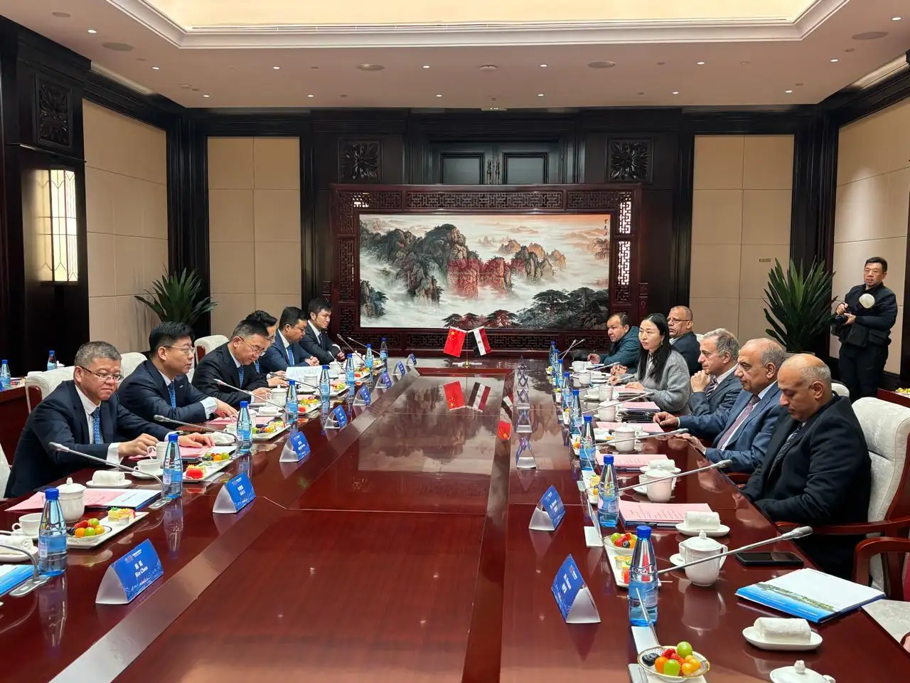 ''وزير الكهرباء'' يشهد مراسم توقيع مذكرة تفاهم بين شركة كيميت المصرية، وشركة تبيا ''TBEA'' الصينية، للتعاون في مجالات الطاقة المتجددة، ونقل وتوطين صناعة منظومات ربط الطاقة الكهربائية على الشبكة القومية وبناء أول مصنع فى مصر لإنتاج 